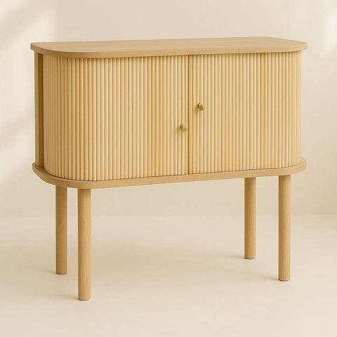 Credenza stile Japandi Hector in legno naturale con ante rigate fluted design e pomelli dorati in un ambiente minimalista luminoso Sumi Design.