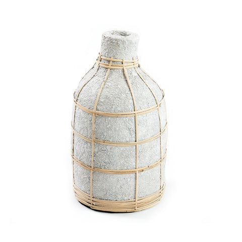 Vaso sinuoso in terracotta finitura cemento con dettaglio in rattan naturale The Whoopy L.