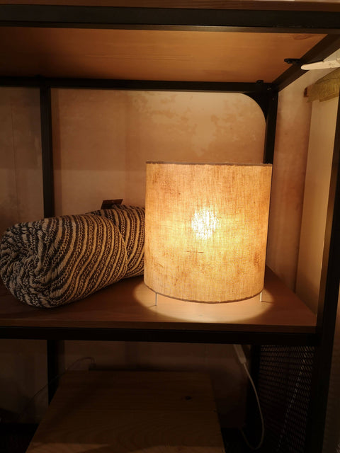 Lampada da tavolo con paralume in tessuto tinta con colorante vegetale