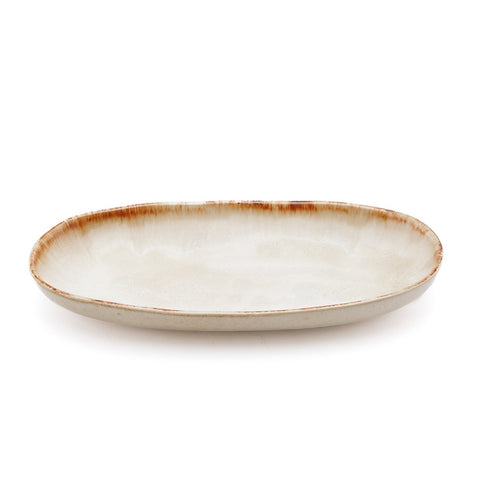 Piatto ovale da portata in gres bianco con sfumature dorate Cascais M in stile Japandi.