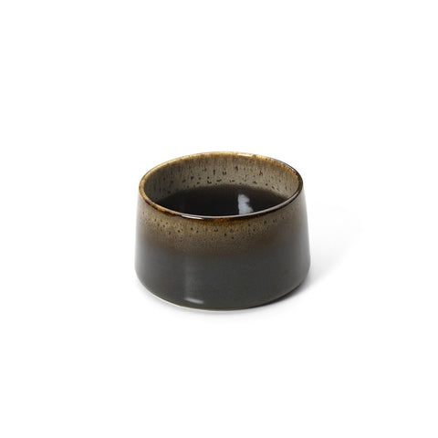 Ciotola in ceramica fatta a mano color fango marrone scuro Kyoto Ø 12,5 cm con un contorno servito all'interno su un tavolo in legno