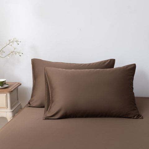 Federe Marrone Caffè in bambù su letto dai toni naturali