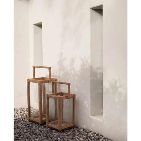 Lanterna Scultorea con Maniglia in Teak Riciclato Nusa Penida – Naturale (S, H 43 cm)