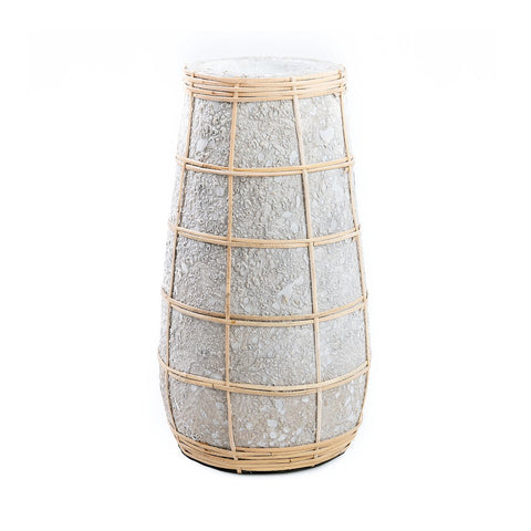 Vaso slanciato in terracotta finitura cemento con dettaglio in rafia naturale The Cutie L in stile Japandi.