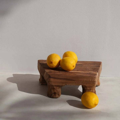 Vassoio The Yummy in Legno di Teak Naturale con Piedini