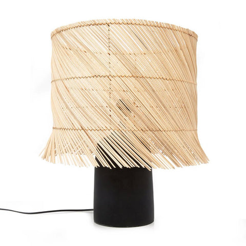 Paralume da tavolo svasato in rattan e pandan naturale intrecciato a mano posizionato su una base per lampada 