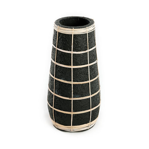 Vaso slanciato in terracotta nera opaca con dettaglio in rafia naturale The Cutie L in stile Japandi.