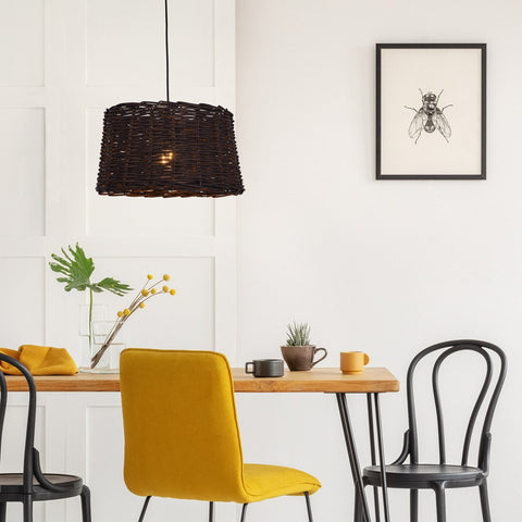 Lampada a sospensione in rattan naturale intrecciato Basket di diametro 38 cm sospesa sopra un tavolo da pranzo in legno