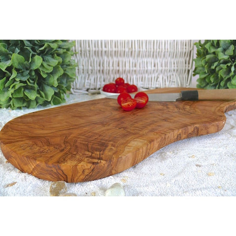 Vassoio da portata in legno d'ulivo naturale con formaggi e uva, utilizzato per un aperitivo minimalista.