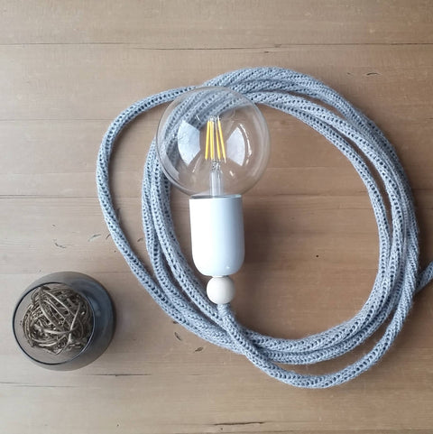 Lampada a sospensione Kävellä in lana riciclata con finitura metallica