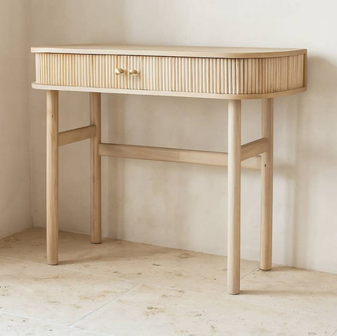 Consolle stile Japandi Hector in legno di pino chiaro con anta rigata fluted design e pomelli dorati in un ingresso minimalista e luminoso Sumi Design.