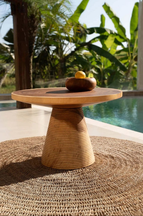 Porta frutta sopra tavolino in legno japandi