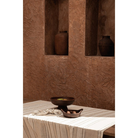 Tovaglia rettangolare in puro lino a righe nere, bianche e naturali La Provenza stesa su un lungo tavolo da pranzo in legno