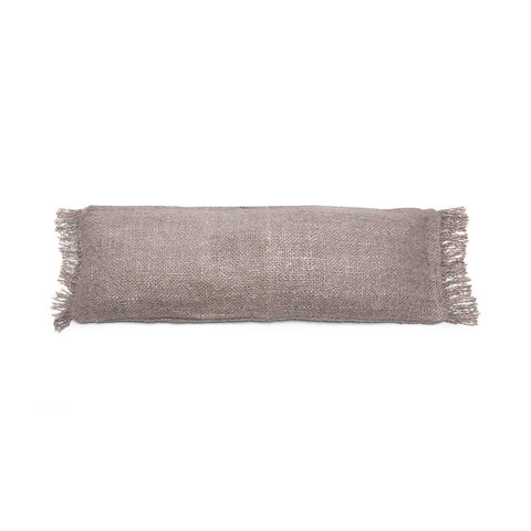 Fodera per cuscino lungo da letto in cotone lavorato grigio perla Oh My Gee 35x100 cm adagiata davanti a due guanciali su un letto in lino