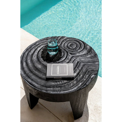 Tavolino Scultoreo in Legno di Suar "Madero" (Ø 61 cm) – Nero Ebanizzato
