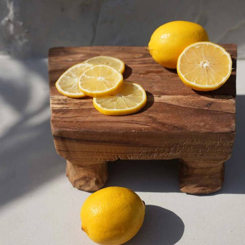 Vassoio The Yummy in Legno di Teak Naturale con Piedini
