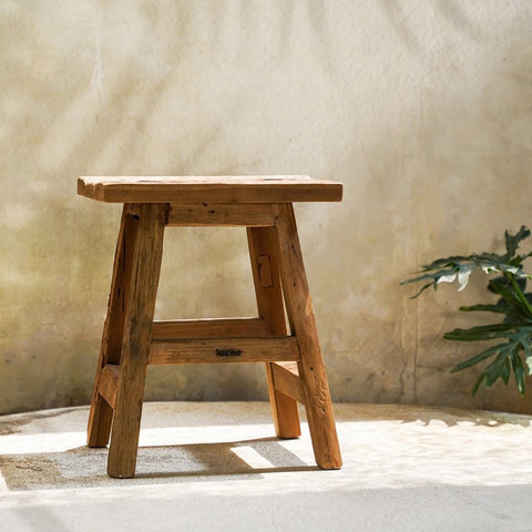 Sgabello in legno Wai-Sabi