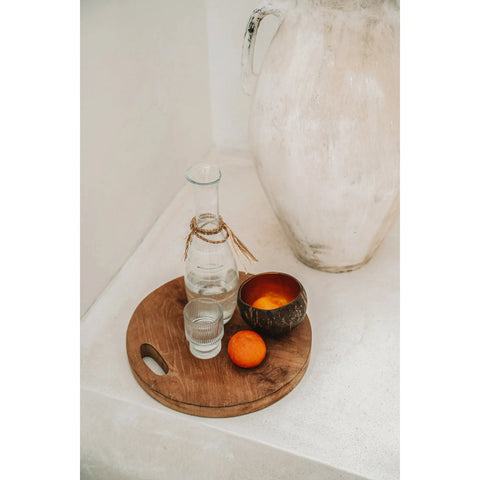 Ciotola in guscio di noce di cocco naturale con sfumatura oro The Coco Food Bowl 13x7 cm riempita con una smoothie bowl guarnita con frutta fresca
