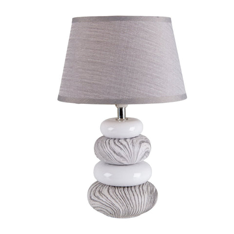 Lampada da tavolo in ceramica grigia ad effetto pietra naturale Stoney alta 31 cm con paralume in tessuto bianco isolata su sfondo bianco.