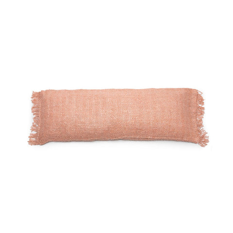 Fodera per cuscino lungo in cotone rosa salmone Oh My Gee 35x100 cm posizionata davanti ai guanciali su un letto matrimoniale con copriletto chiaro