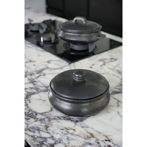 Pentola in terracotta nera per curry e stufati