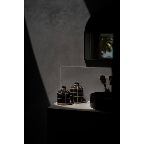 Vaso Sinuoso in Terracotta e Rattan The Whoopy M (13x23 cm) - Nero e Naturale