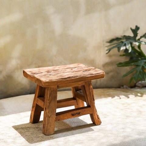 Piccolo sgabello in legno di teak riciclato con finitura invecchiata Yoke S in stile Japandi.