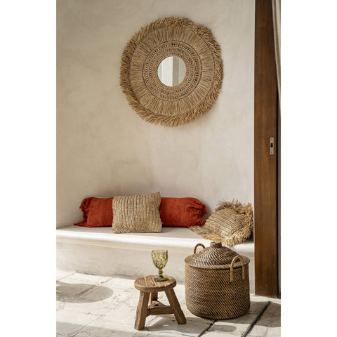 Scopri lo sgabello artigianale Yatai M in legno di teak riciclato. Design sostenibile, toni rustici e stile Japandi ideale come seduta o tavolino d'appoggio.