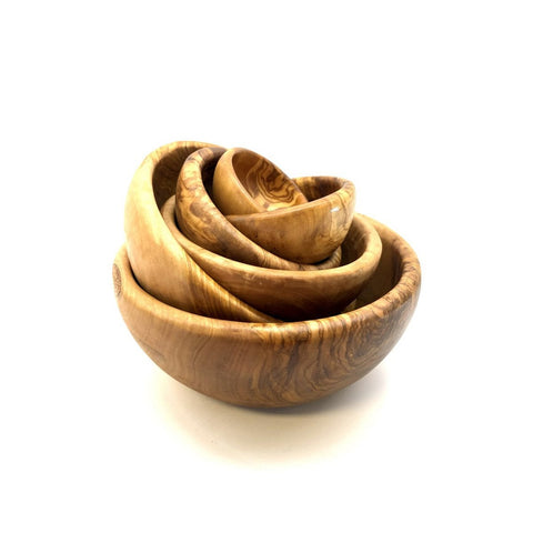 Set di sei ciotole impilabili in legno d’ulivo naturale con venature organiche, stile minimal Japandi per cucina e tavola elegante.