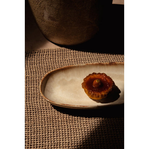 Piatto ovale Cascais M utilizzato per servire un assortimento di sushi su una tavola apparecchiata
