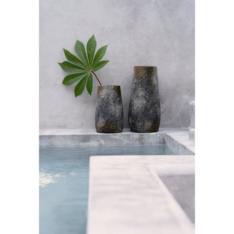 Vaso Scultoreo in Terracotta Spooky – Grigio Antico (Piccolo, H 22 cm)