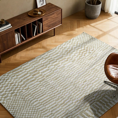 Tappeto beige con geometrie berbere sottili Eco Caravane della collezione Berber di Louis De Poortere posizionato al centro di un soggiorno luminoso