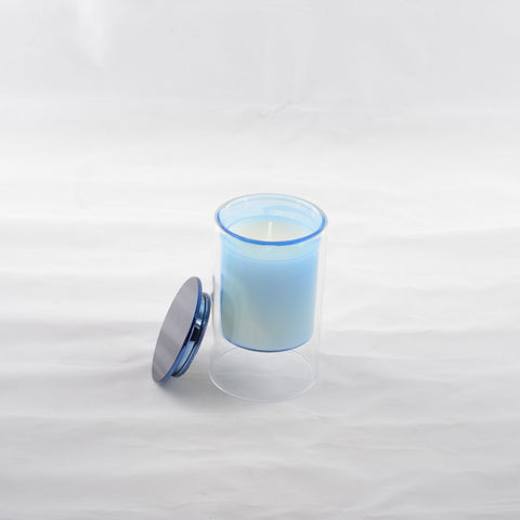 Candela Profumata in Vetro Blu al Legno di Cedro – Cedar Wood