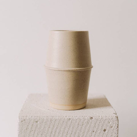 vaso minimalista wabi sabi con texture naturale