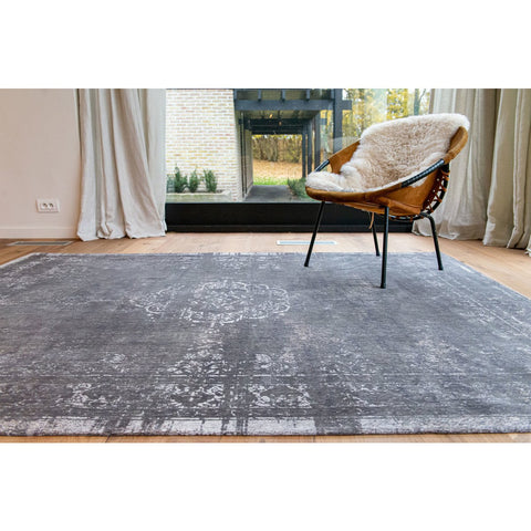 louis de poortere tappeto flatweave grigio stone, tappeto medallion a tessitura piatta grigio, tappeto grigio pietra jacquard wilton belga, tappeto in ciniglia e lana per soggiorno Japandi, come arredare il salotto con tappeti grigi vintage louis de poortere, tappeto a pelo corto stile Wabi Sabi quiet luxury.
