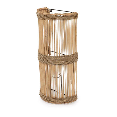 Applique da parete semicilindrica in rattan e corda naturale Jalal M accesa su una parete interna chiara