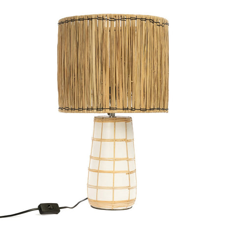 Lampada da tavolo in terracotta bianco naturale con paralume in erba e griglia in rattan