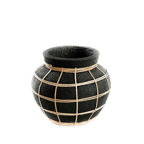 Vaso panciuto in terracotta nero naturale con finitura in rattan