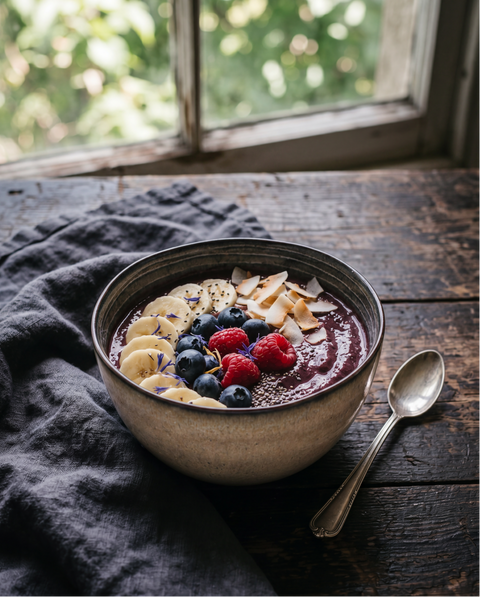 Ciotola per cereali profonda in gres con interno ambrato lucido e superficie craquelé Comporta Ø 15 cm con muesli e latte serviti all'interno