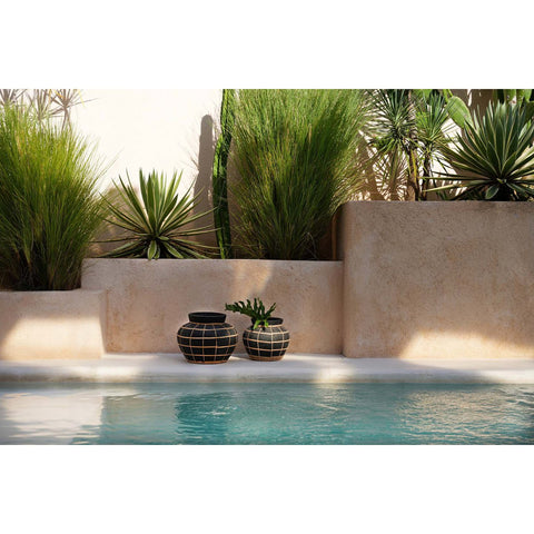 Vaso Scultoreo in Terracotta e Rattan The Belly M (29x23 cm) - Nero e Naturale