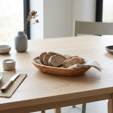 Piccola ciotola ovale artigianale in legno d'ulivo naturale con venature beige e marrone 18x11x3 con pane